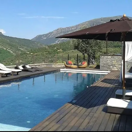Сasa de vacaciones Romantic Retreat With Jacuzzi In *