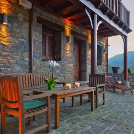 Сasa de vacaciones Romantic Retreat With Jacuzzi In